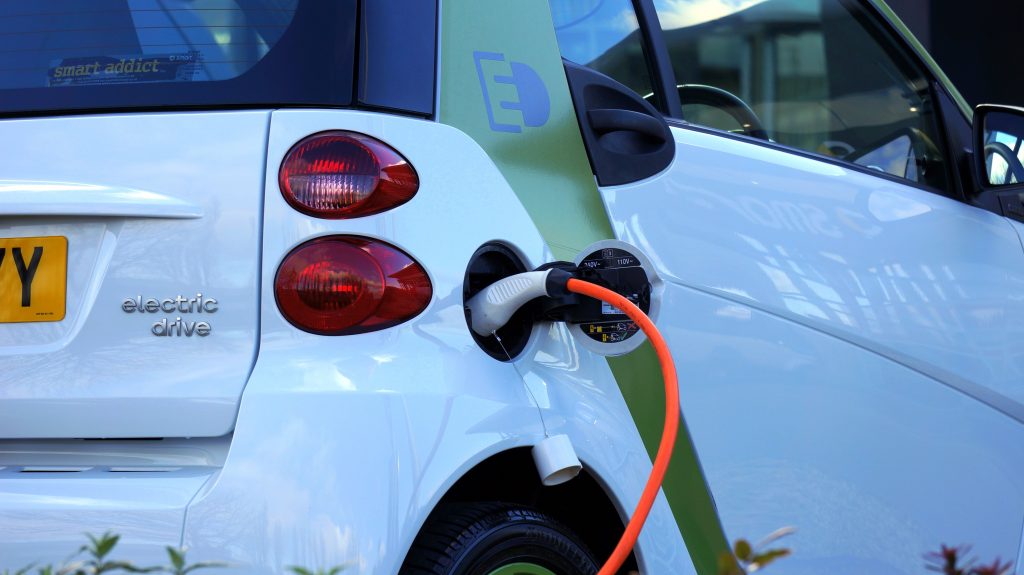 Elektrische auto laden met een laadpaal thuis in de garage, laadstation met vaste kabel