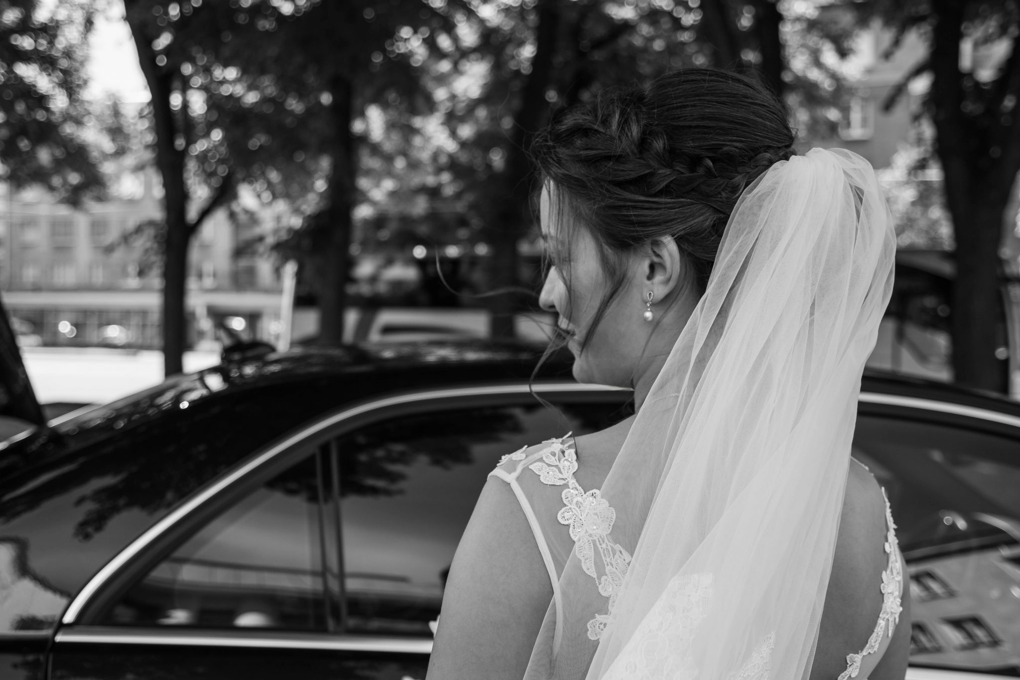 Luxe bruidstaxi als trouwvervoer op tijd geregeld voor bruiloftsdag