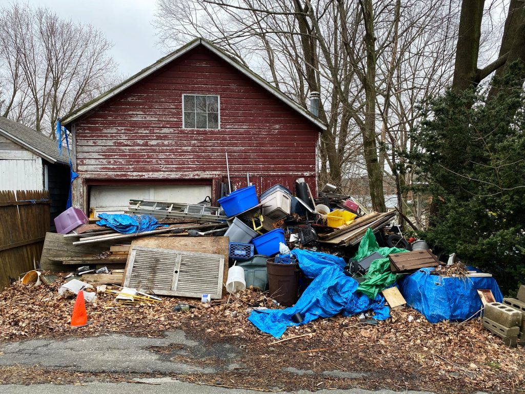 Stapel grofvuil met meubels en afvalmateriaal dat niet in een vuilnisbak past