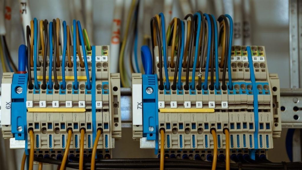 Elektricien geeft professioneel elektro-advies voor aanleg en renovatie van elektriciteitsnetwerk