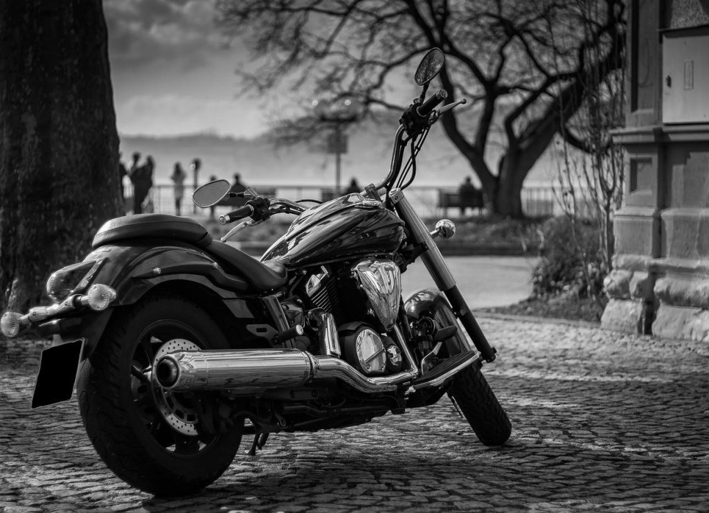 Instructeur en leerling tijdens motorrijlessen voor het motorrijbewijs halen