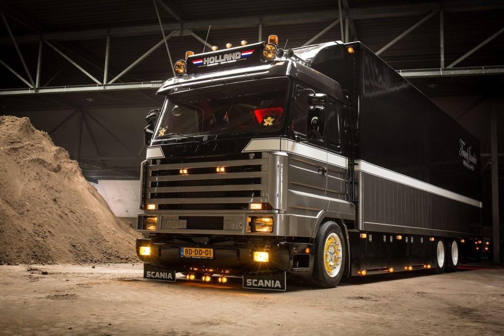 SRI LED-lichtbak gemonteerd op vrachtwagen cabine voor bedrijfsreclame met logo en tekstweergave