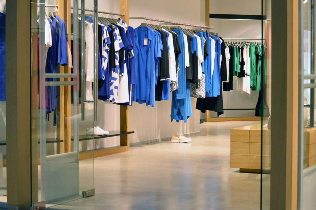 Voorgevel van een moderne boutique in het mode district van Vlissingen aan de Walstraat met etalage vol trendy kleding en acc
