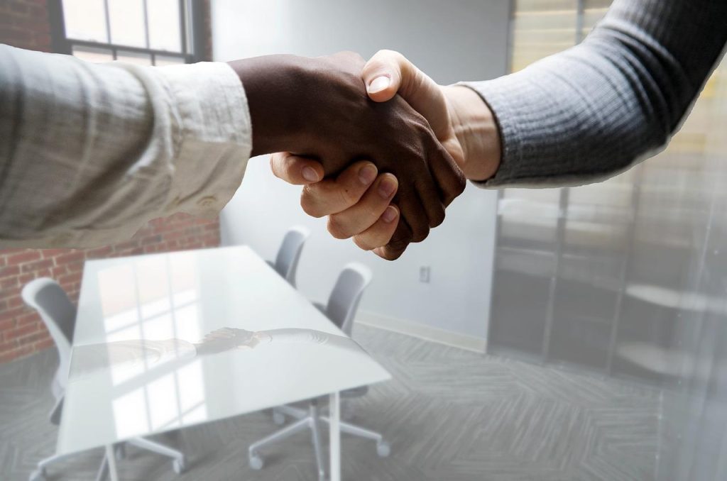 Visuele weergave van de cruciale rol van HR in organisatieontwikkeling met focus op strategisch beleid en talentontwikkeling