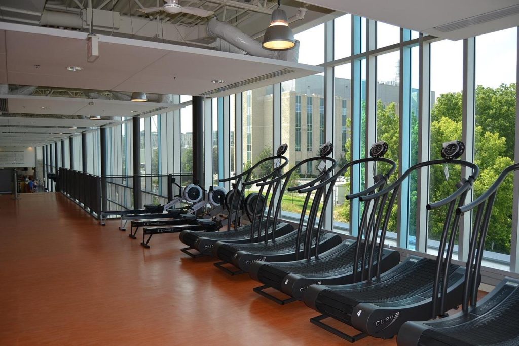 Fysio Vlissingen praktijk: moderne inrichting met oefenruimte voor persoonlijke fysiotherapibehandeling en herstel