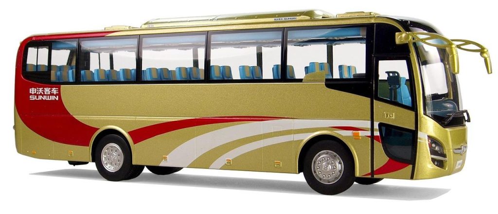 Groep passagiers stapt in een touringcar voor gezamenlijke reis met comfort en sociale interactie