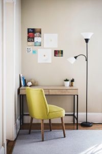 Home Gezellige woonkamer met vloerkleed, schemerlampen en comfortabel interieur zonder verbouwing