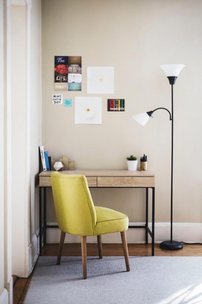 Gezellige woonkamer met vloerkleed, schemerlampen en comfortabel interieur zonder verbouwing