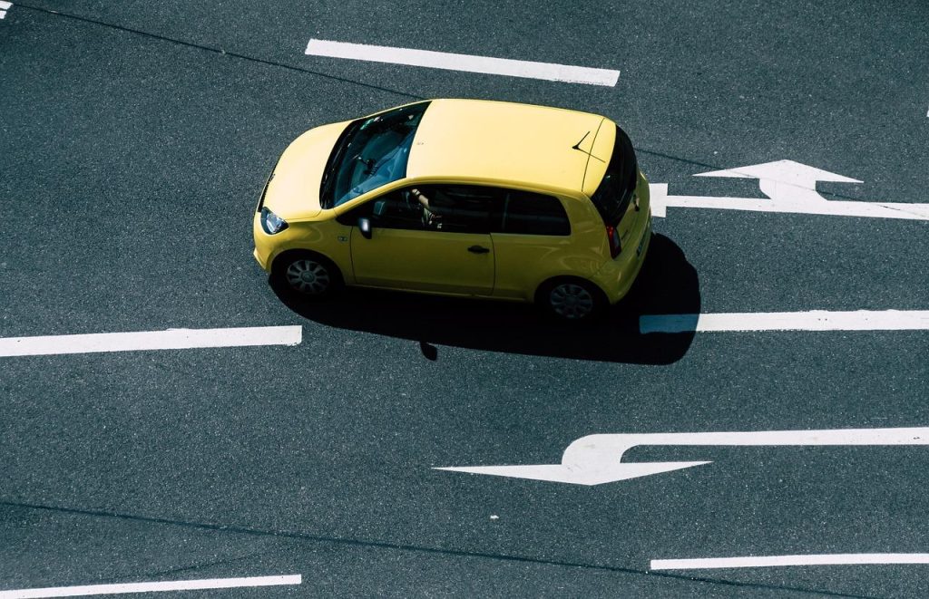 Moderne rijschool met rijsimulator en technologie voor rijvaardigheid transformatie