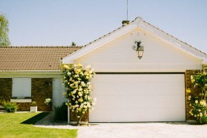 Home Garage roldeur die verticaal oprolt in compacte kast boven de deuropening met geleiders